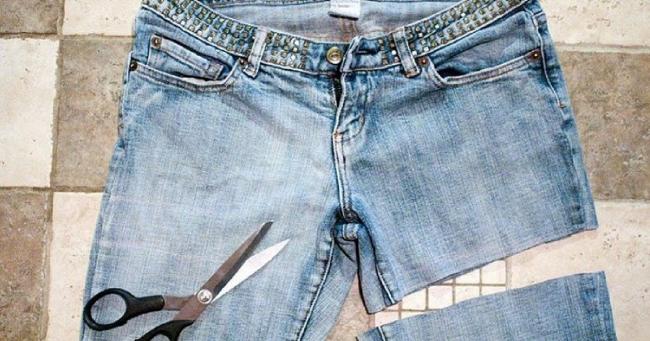 Отрезать штанины нужно на твердых и ровных поверхностях