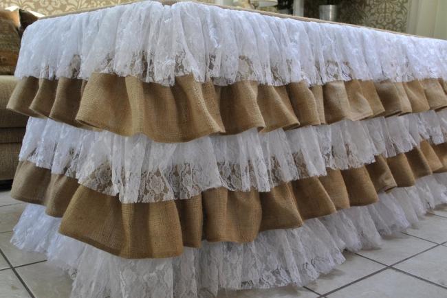 Игривая скатерть с оборками