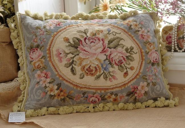 Подушка с цветочным узором
