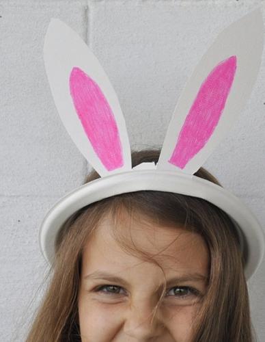 Ушки из пластиковой тарелочки хорошо сидят на голове и держат форму