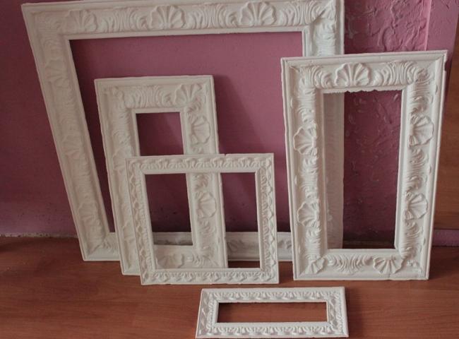 Самостоятельно рамки можно сделать из потолочных плинтусов