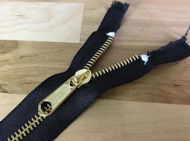 Молния для скрытия дырки на одежде