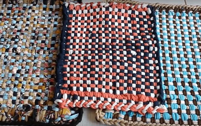 Плетеный коврик из лоскутков ткани