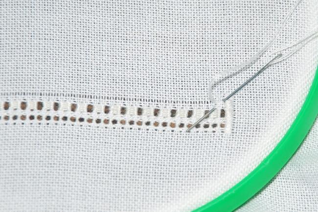 Закреплять нить нужно по краю узора