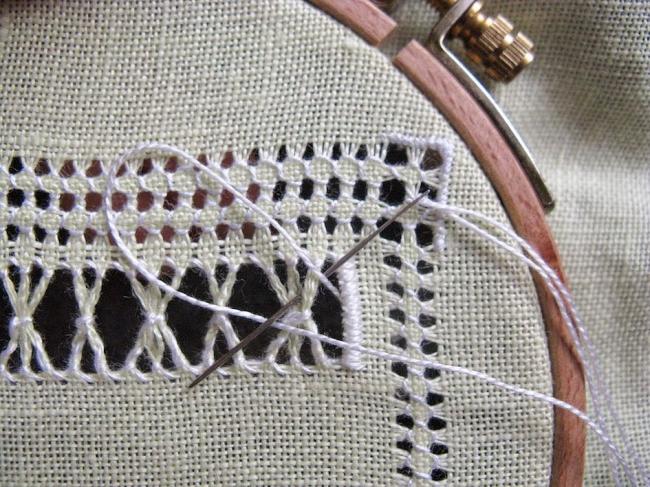 Для краевого жучка применяется способ «вперед иголкой»