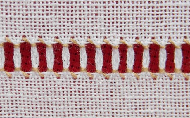 Создается путем обработки крайних рядов обычными прутиками