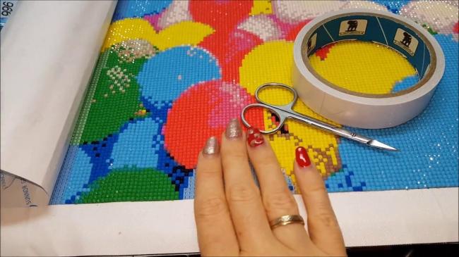 Приклеивание готовой работы на двусторонний скотч