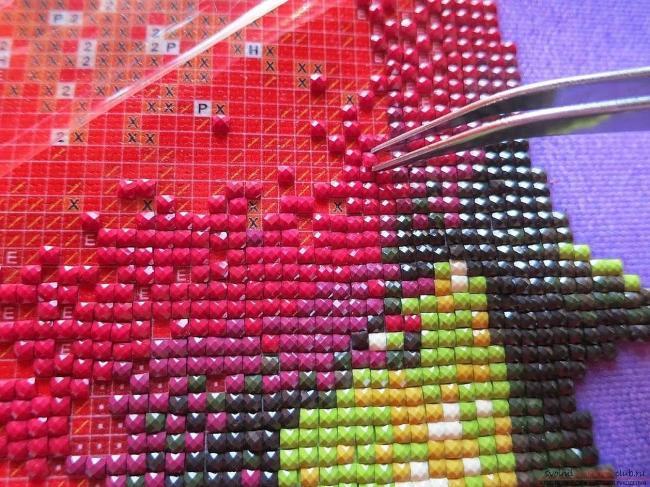 Процесс вышивки крупным планом