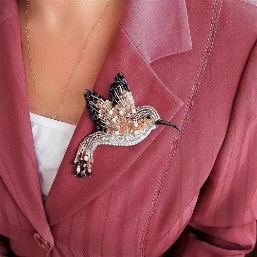 Брошь из бисера на платье