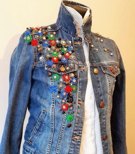 Джинсовая одежда с вышивкой