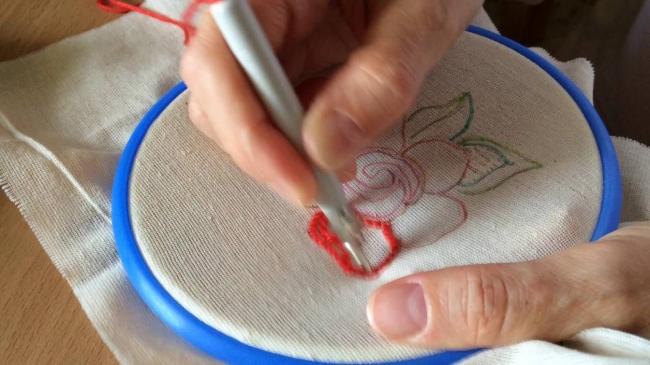 Процесс вышивание гладью