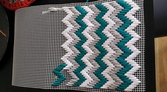 Коврик из ленточек старых футболок на сеточке