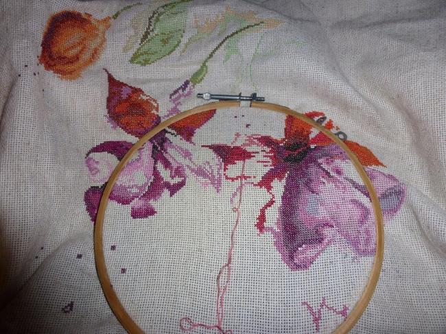 Процесс вышивания по льну