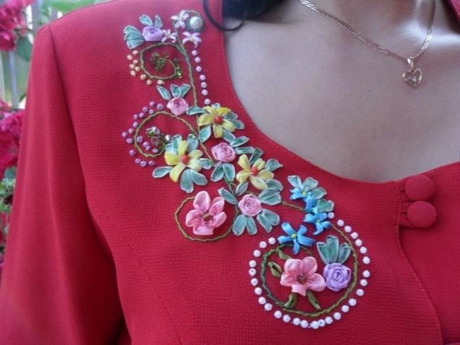 Ленточный узор на платье