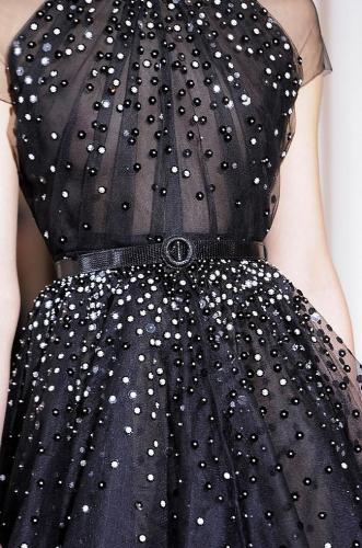 Платье, украшенное стразами