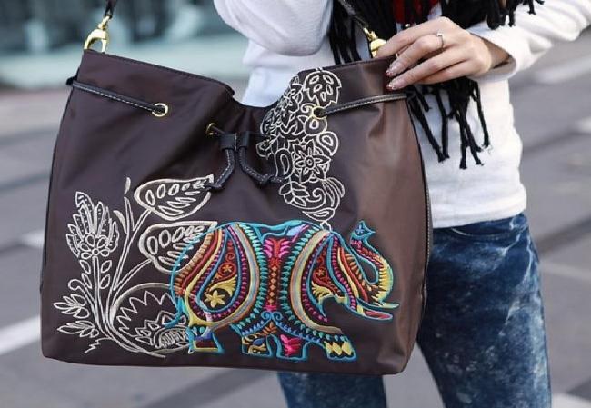Универсальный кожаный аксессуар с вышивкой