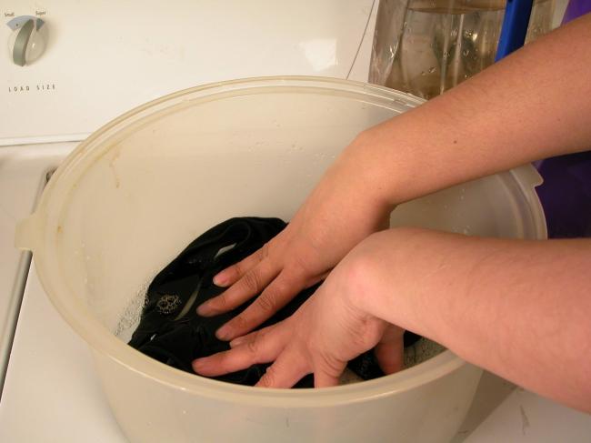 Замачивание одежды из замши