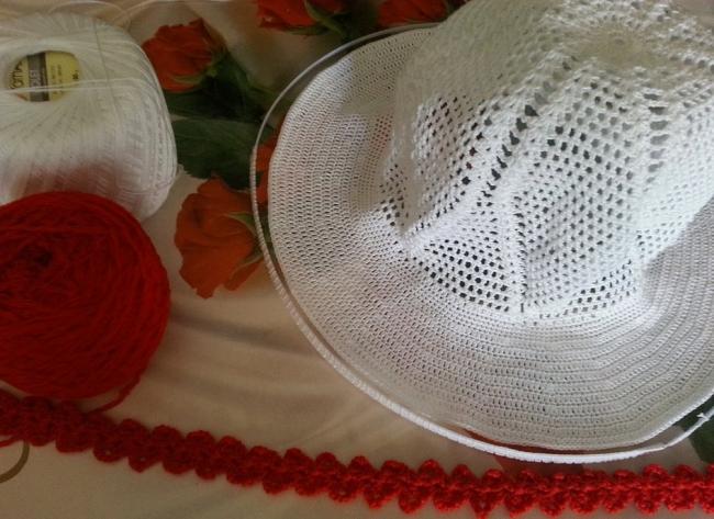 С помощью регилина можно создать шляпу, которая будет держать свою форму