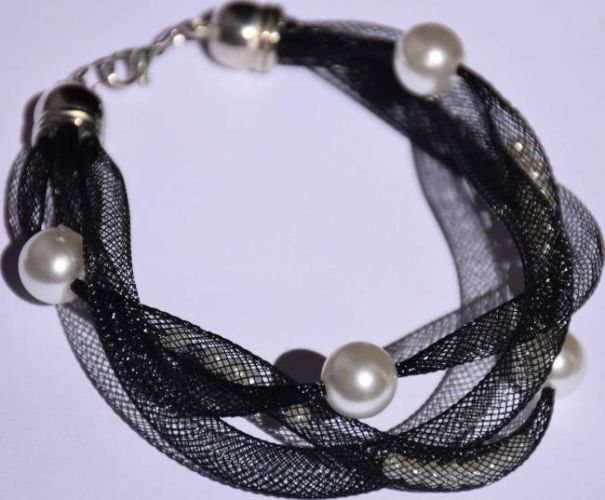 Из трубчатого можно изготовить оригинальные бусы или браслеты