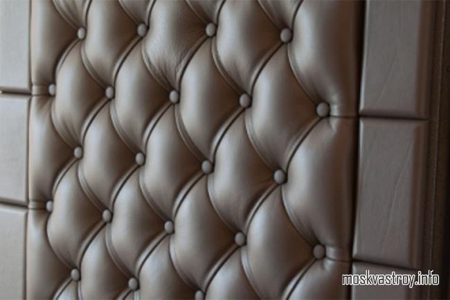 Обитая экокожей дверь