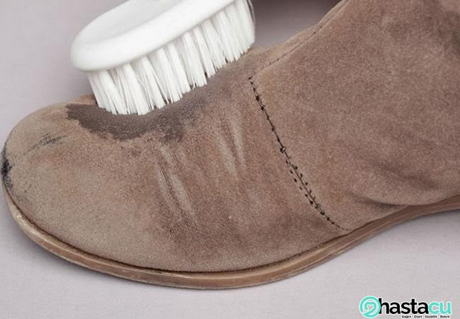 Процесс чистки обуви