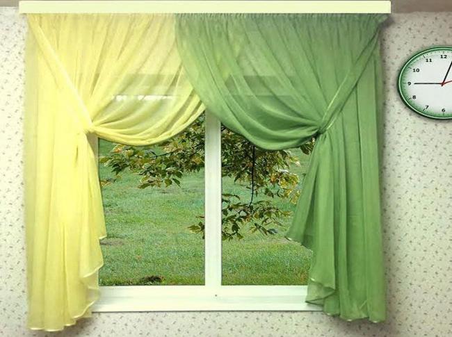 Укороченная гардина на кухне